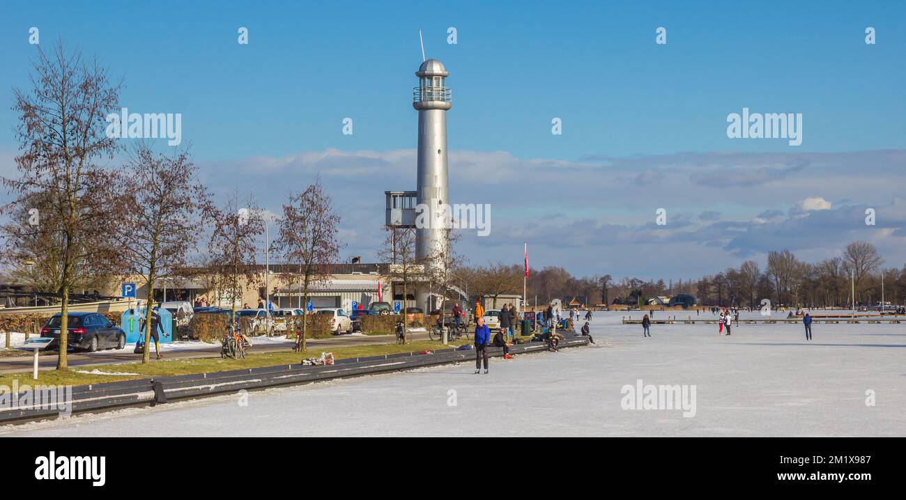 Panorama du phare d'argent au lac gelé Paterswoldse Meer à Groningen, pays-Bas Banque D'Images