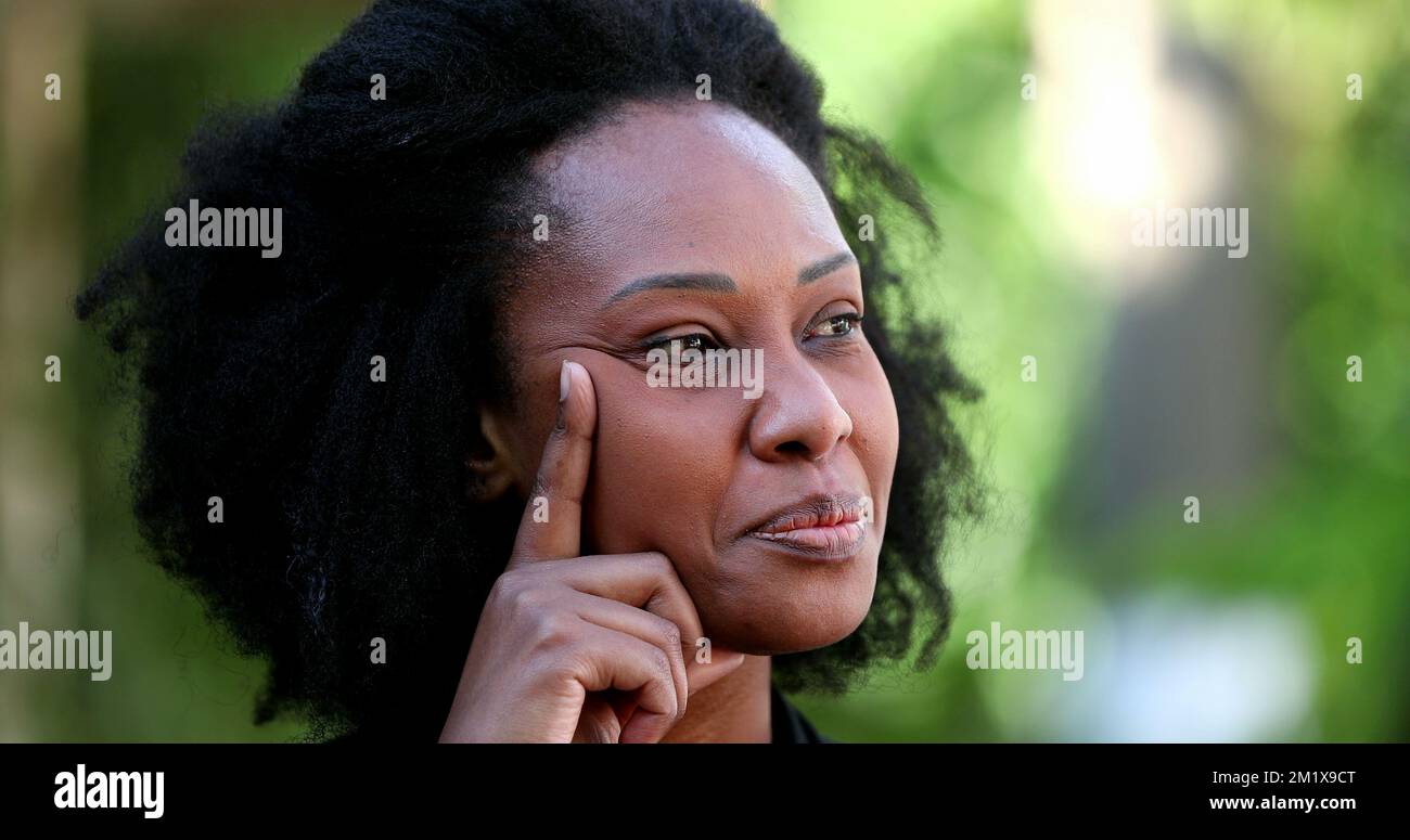 Femme africaine ayant une idée de rupture, personne eureka moment Banque D'Images