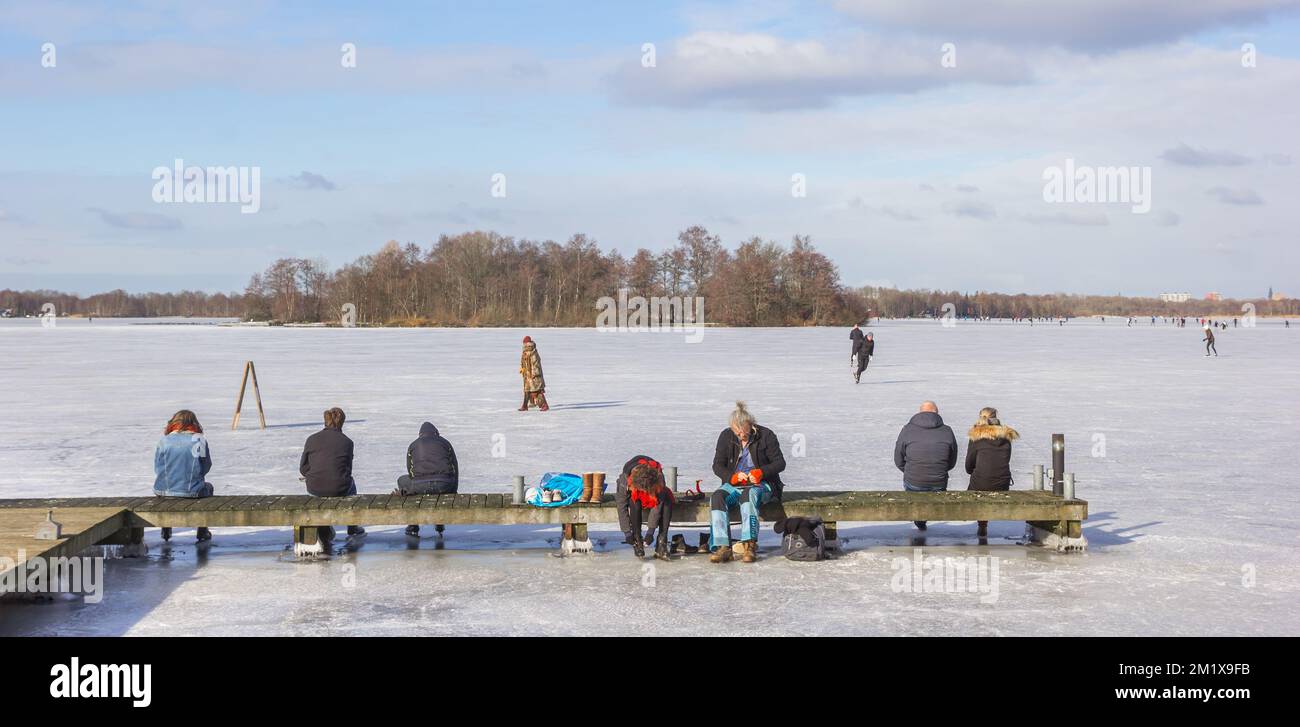 Les gens qui mettent leurs patins à la jetée de Paterswolde, pays-Bas Banque D'Images
