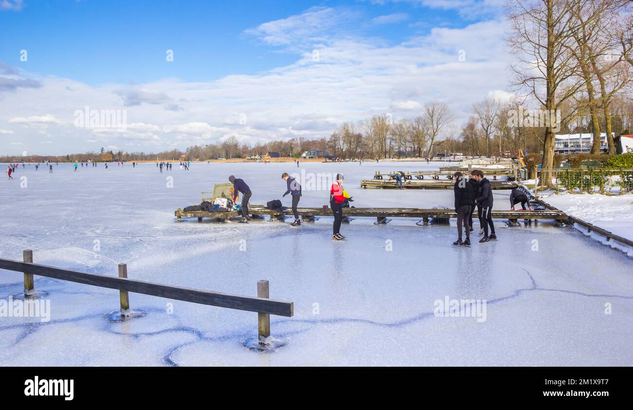 Les gens se préparent à patiner sur le lac Paterswoldse Meer à Groningen, pays-Bas Banque D'Images