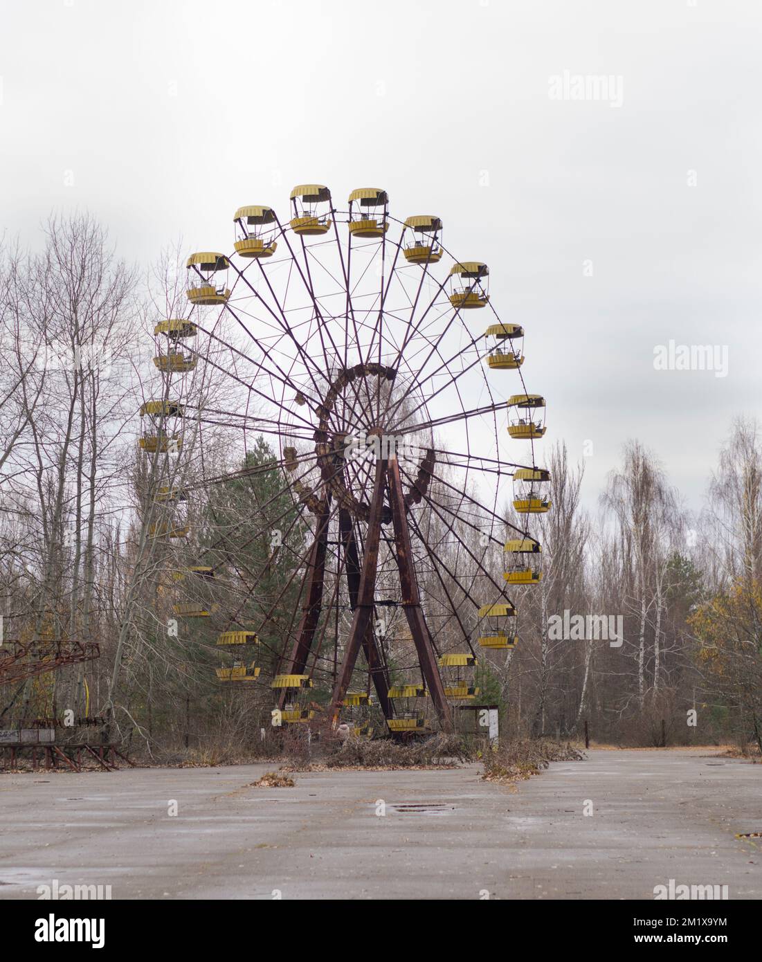La célèbre roue de ferris abandonnée et rouillée située au parc d'attractions de prypiat dans la zone d'exclusion de catastrophe nucléaire de tchernobyl Banque D'Images