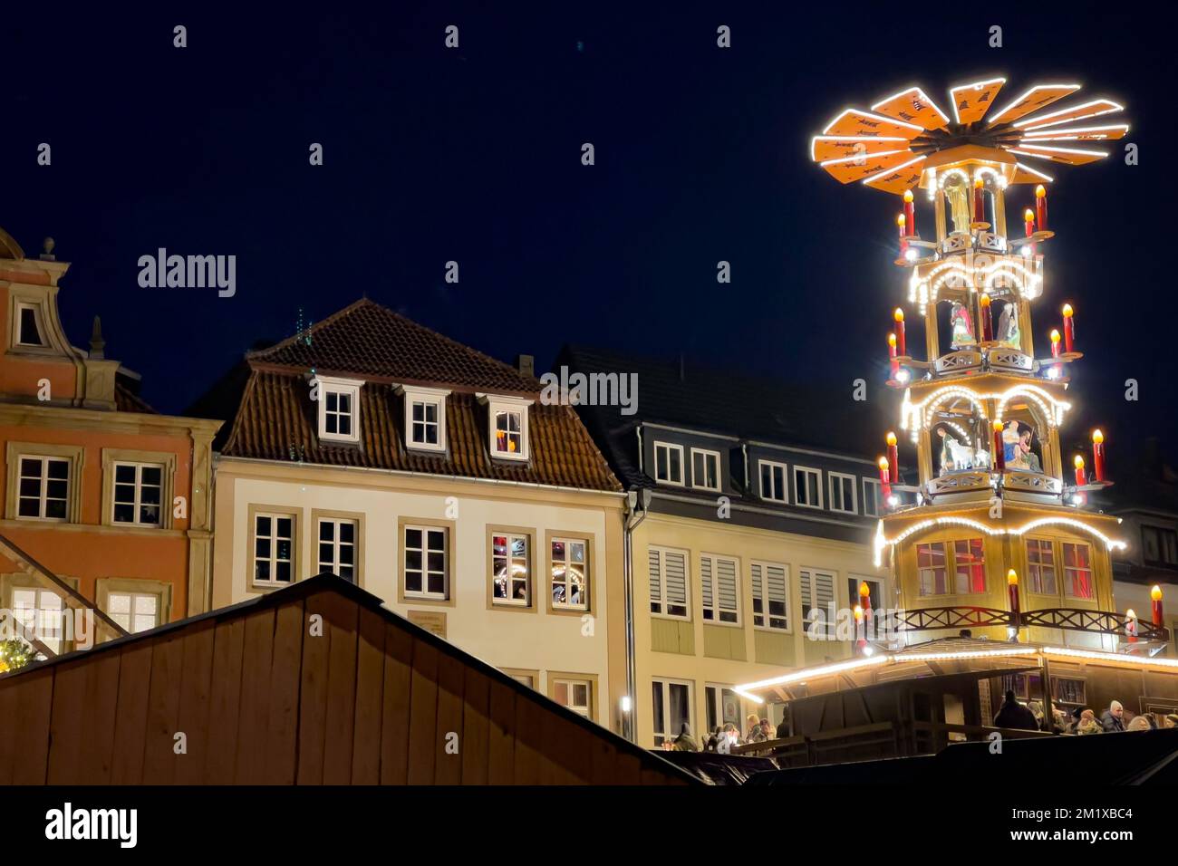 Un marché de Noël avec l'histoire de la naissance du Christ montrée sur le modèle éclairé dans la nuit Banque D'Images