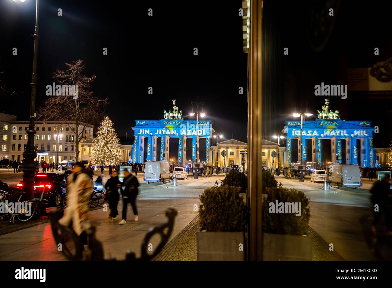 Berlin, Allemagne. 13th décembre 2022. La porte de Brandebourg est illuminée par les mots 'Zan - Zendegi - Azadi' ou 'Jin - Jiyan - Azadi' ('Femme - vie - liberté') lors d'une manifestation de solidarité avec les manifestations en Iran. Credit: Christoph Soeder/dpa/Alay Live News Banque D'Images