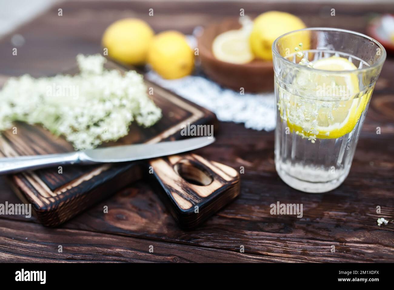 Broyage de citron et de sureau noir sur une planche à découper pour