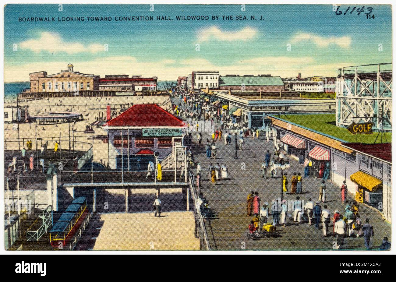 Promenade en direction du palais des congrès, Wildwood by the Sea, N. J. , promenades en bois, Collection Tichnor Brothers, cartes postales des États-Unis Banque D'Images Promenade en direction du palais des congrès, Wildwood by the Sea, N. J. , promenades en bois, Collection Tichnor Brothers, cartes postales des États-Unis Banque D'Images