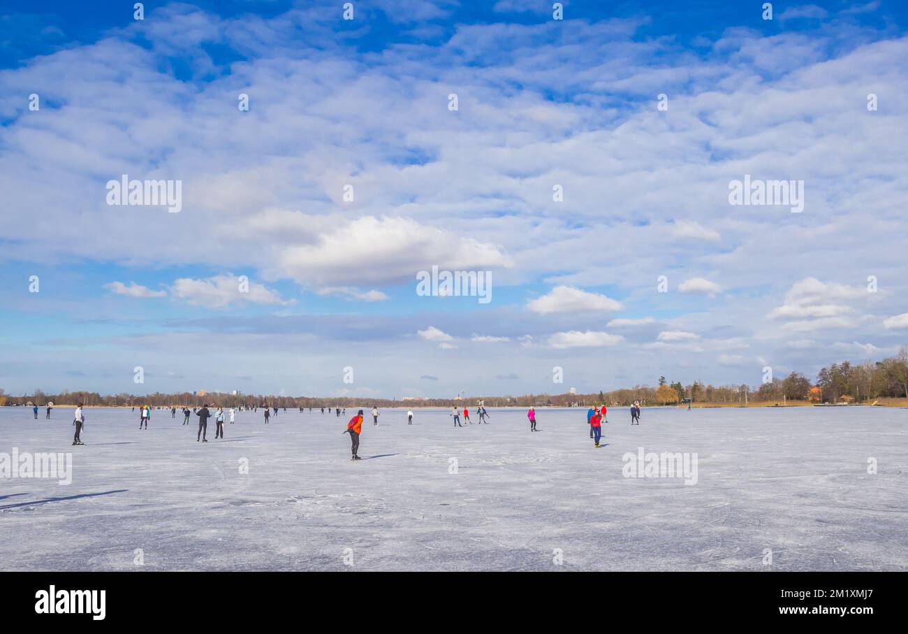 Patinage sur le lac Paterswoldse Meer à Groningen, pays-Bas Banque D'Images