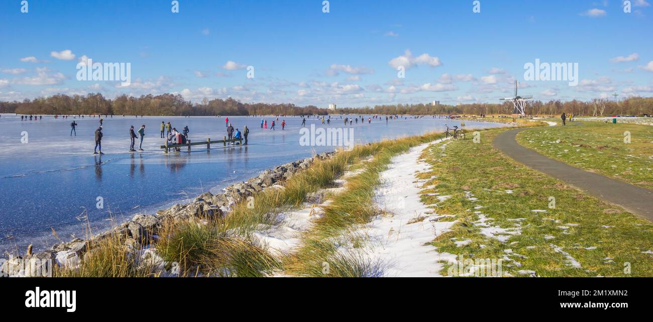 Panorama du lac du lac gelé Paterswoldse Meer à Groningen, pays-Bas Banque D'Images