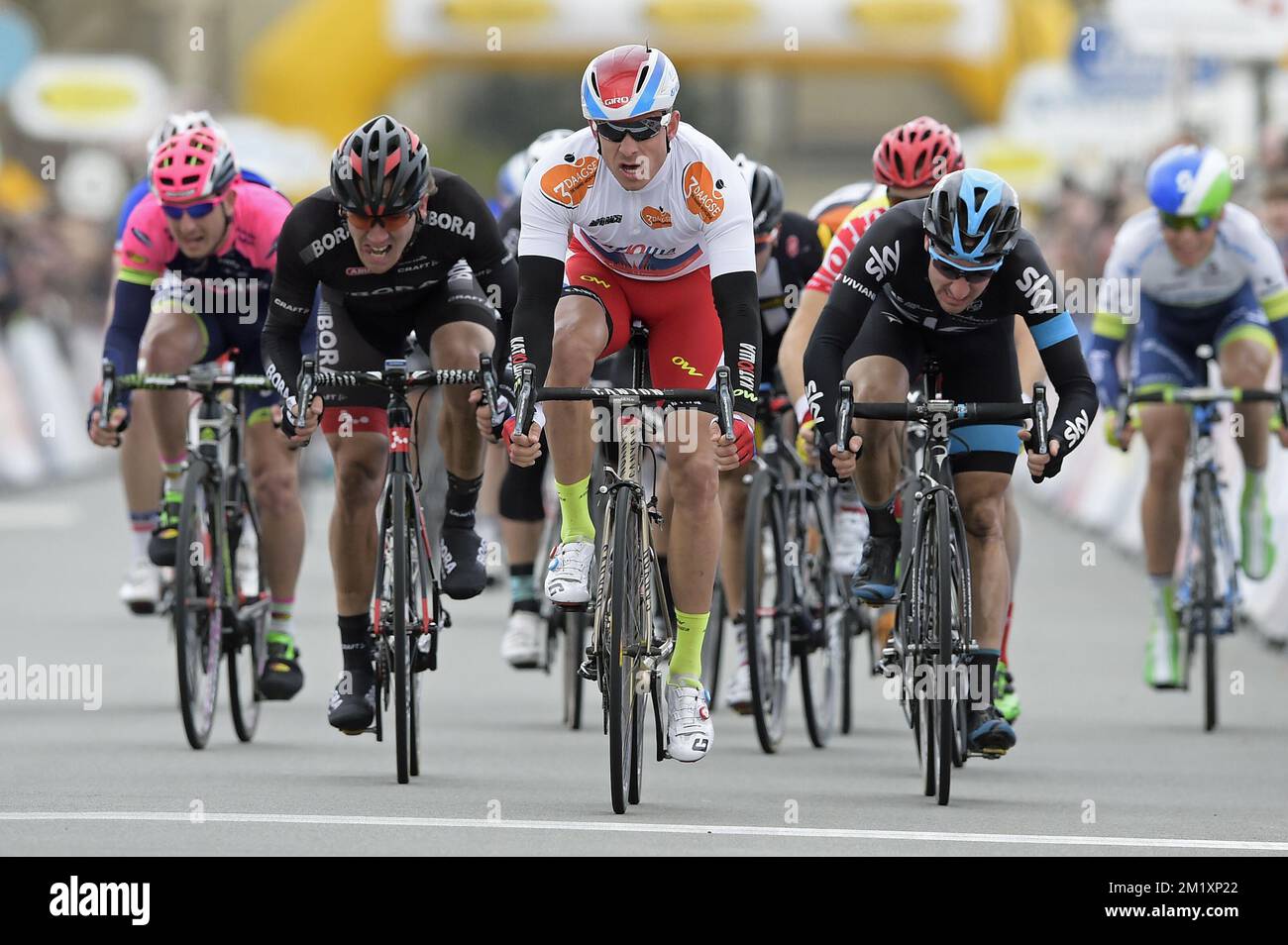 Le Norvégien Alexander Kristoff de Team Katusha (C) remporte devant l'Italien Elia Viviani de Team Sky (R) et le New Zealand Shane Archbold de Bora-Argon 18 (2L) le sprint à la fin de la deuxième étape de la course cycliste Driedaagse de panne - Koksijde, à 217,2 km de Zottegem à Koksijde, Mercredi 01 avril 2015. Banque D'Images