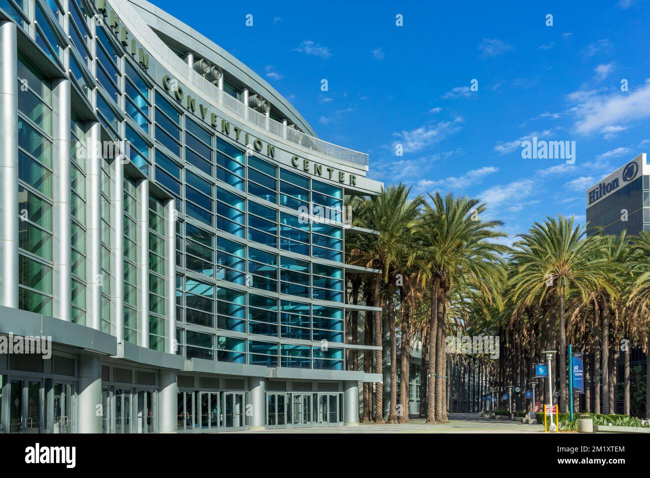 Anaheim, CA, États-Unis – 1 novembre 2022 : vue extérieure du centre de congrès d'Anaheim avec palmiers situés dans la ville d'Anaheim, Californie. Banque D'Images