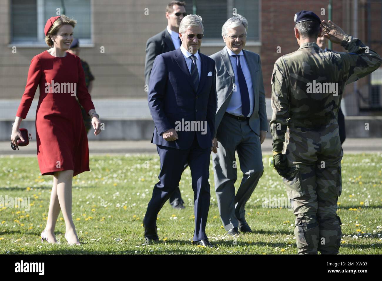 20150421 - STRASBOURG, FRANCE : Reine Mathilde de Belgique, Roi Philippe - Filip de Belgique et Vice-Premier Ministre et Ministre des Affaires étrangères Didier Reynders photographié lors d'une visite royale à l'Eurocorps à Strasbourg, France, mardi 21 avril 2015. Les Royals belges visitent aujourd'hui à Strasbourg le Conseil de l'Europe, la Cour européenne des droits de l'Homme et l'Eurocorps. BELGA PHOTO DIRK WAEM Banque D'Images