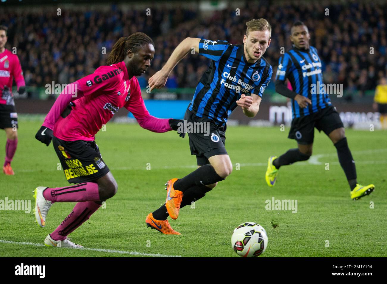 20150429 - BRUGGE, BELGIQUE : Dieumerci Ndongala de Charleroi et Laurens de Bock du Club se battent pour le ballon lors du match de la Jupiler Pro League entre le Club Brugge et Charleroi, à Brugge, le mercredi 29 avril 2015, le cinquième jour du Play-off 1. BELGA PHOTO KURT DESPLENTER Banque D'Images