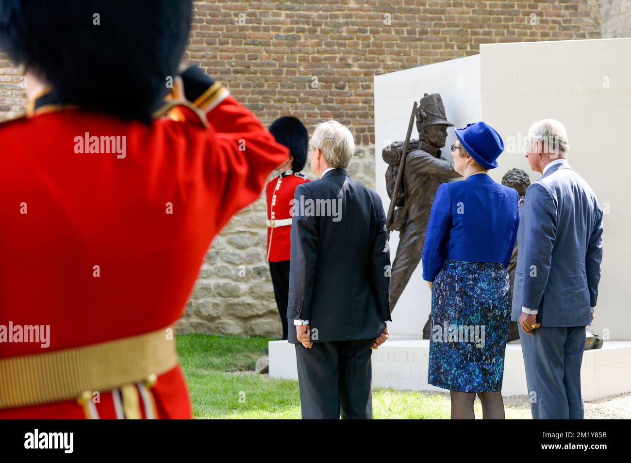 20150617 - WATERLOO, BELGIQUE: Le Prince Charles de Grande-Bretagne, Prince de Galles (R) photographié lors de l'inauguration du site commémoratif de la ferme d'Hougoumont (ferme Hougoumont - de boerderij van Hougoumont), qui fait partie des commémorations du bicentenaire de la bataille de Waterloo, le mercredi 17 juin 2015 à Waterloo. La ferme a été l'un des endroits clés de la bataille de Waterloo sur 18 juin 1815, dont l'anniversaire de 200th est célébré cette année. Quelque 5 000 reacteurs, 300 chevaux et 100 canons reconstruiront la bataille légendaire au cours de laquelle le duc de Wellington remporta un vi définitif Banque D'Images