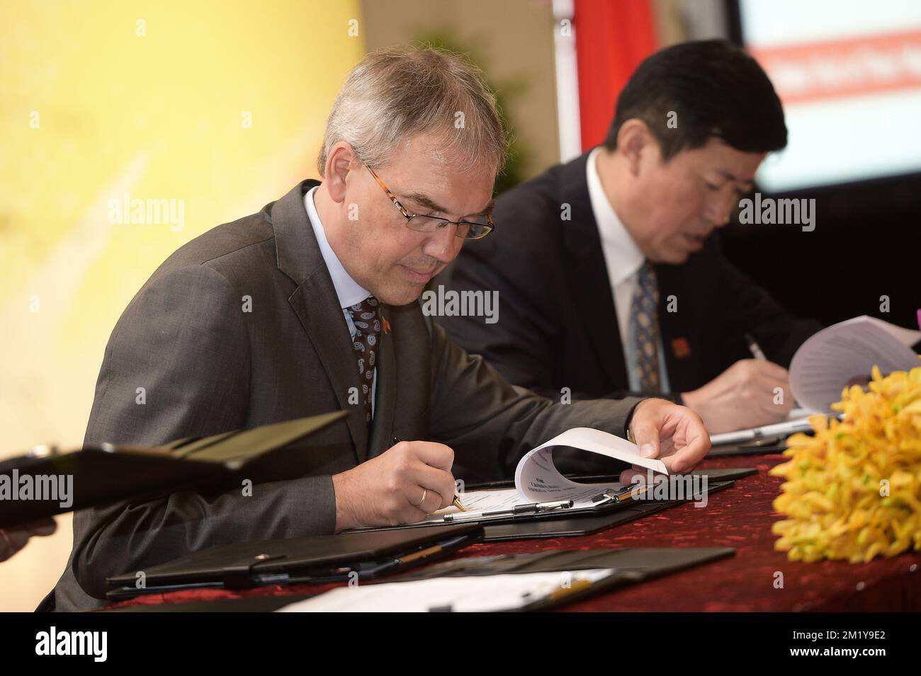 20150626 - SUZHOU, CHINE : HRD Anvers représentée par Peter Macken et Chow Tai Seng - Université chinoise de géosciences et gouvernement de Shenzhen, représentée par Zhou Zongwen Zhou et Xiang Hao photographiés lors d'une cérémonie de signature à Shenzhen le septième jour d'une visite royale en Chine, vendredi 26 juin 2015, en Chine. BELGA PHOTO YORICK JANSENS Banque D'Images
