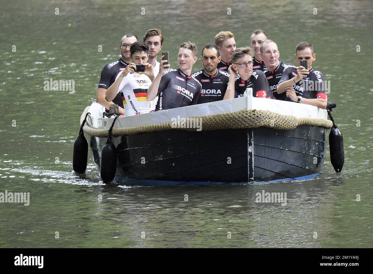 Les coureurs de Bora-Argon 18 arrivent en bateau pour la présentation de l'équipe avant le début de l'édition 102nd de la course cycliste Tour de France, jeudi 02 juillet 2015 à Utrecht, pays-Bas. Le Tour de France de cette année débutera samedi. Banque D'Images