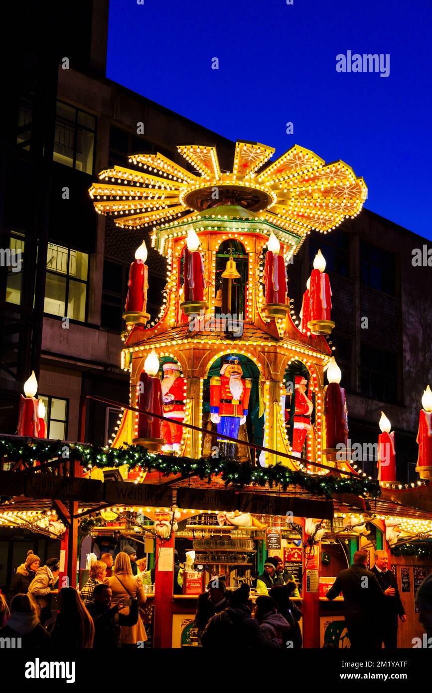Le marché de Noël annuel de Francfort et ses lumières, Birmingham, West Midlands, Angleterre, la nuit en hiver Banque D'Images