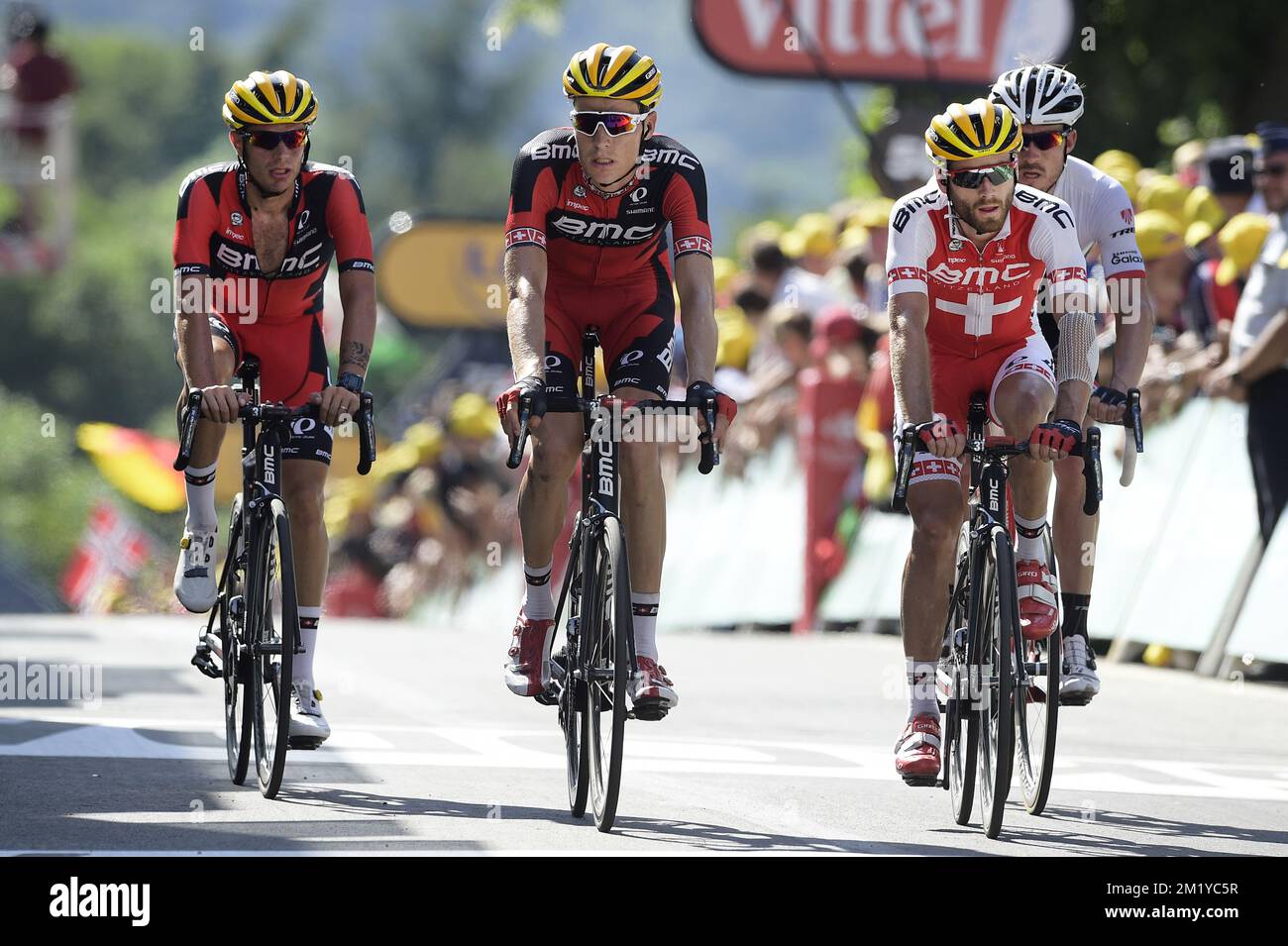 Italien Damiano Caruso de BMC Racing Team, suisse Michael Schar de BMC Racing Team et suisse Danilo Wyss de BMC Racing Team photographié à l'arrivée de la phase 3 de l'édition 102nd de la course cycliste Tour de France, à 159,5 km d'Anvers à Huy, lundi 06 juillet 2015. Banque D'Images