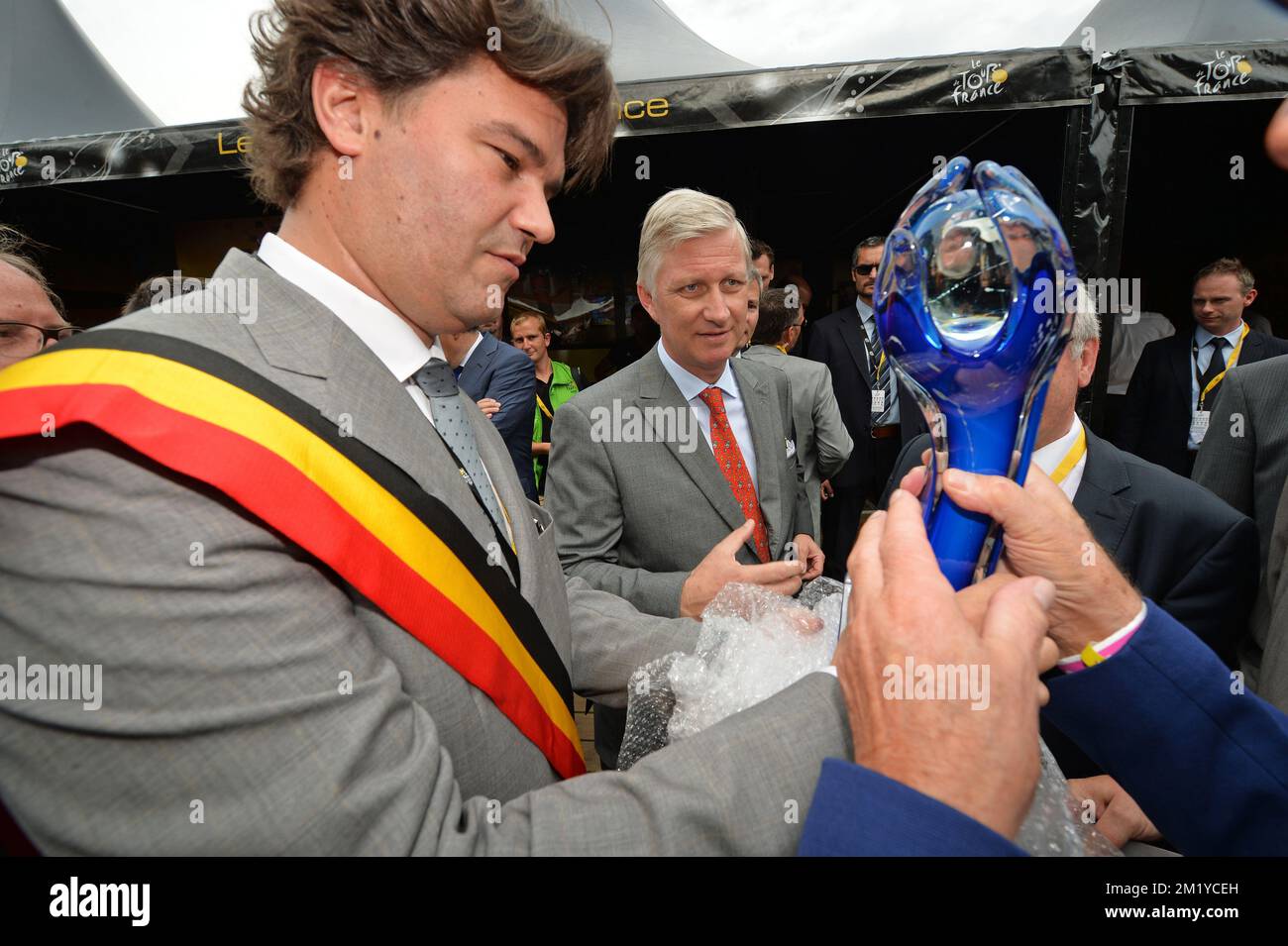 Le maire de Seraing Alain Mathot et le roi Philippe - Filip de Belgique  photographié avant le début de la phase 4 de l'édition 102nd de la course  cycliste Tour de France,