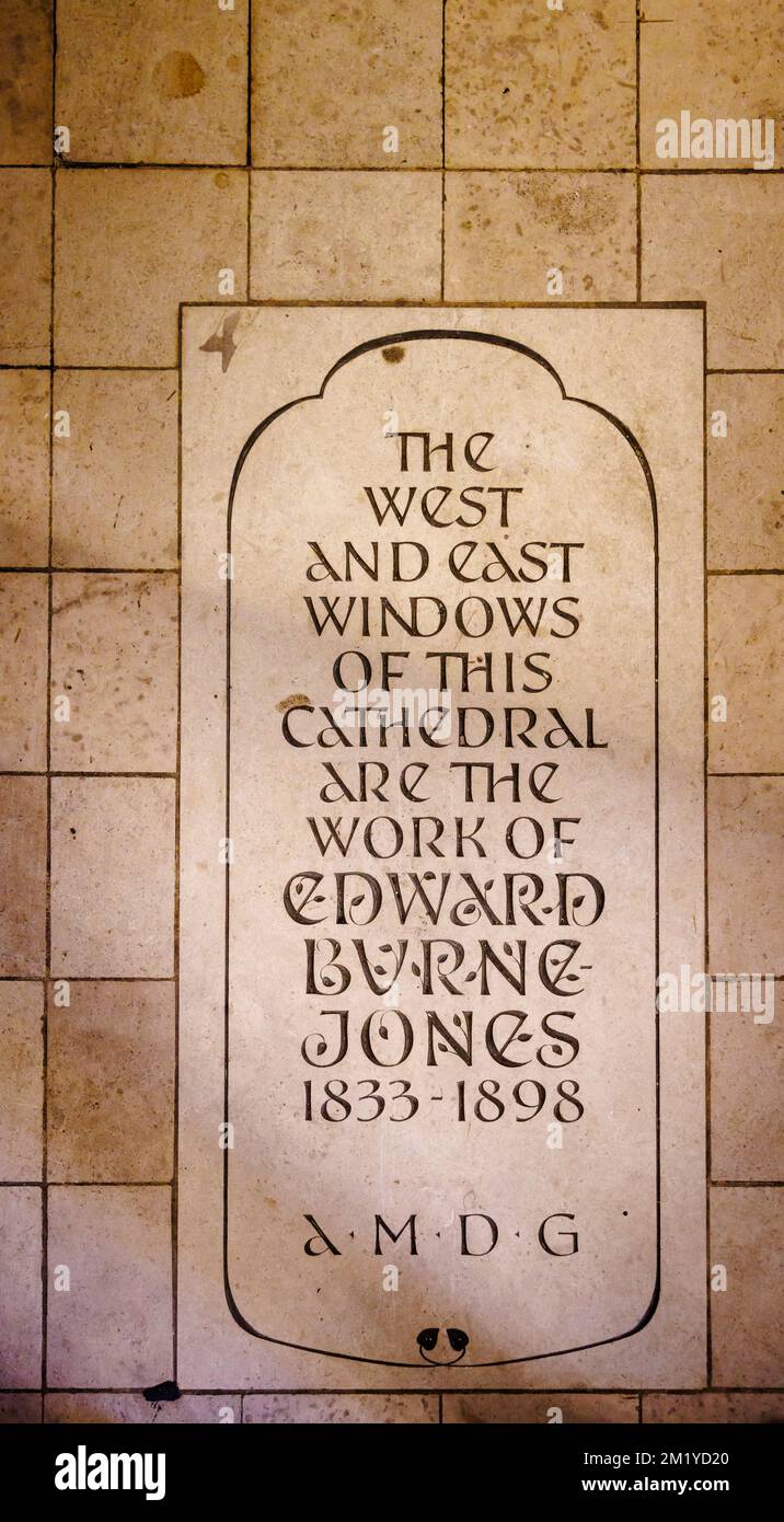Intérieur de la cathédrale St Philip, Birmingham, West Midlands, Angleterre avec vitraux d'Edward Burne-Jones - inscription en pierre au sol Banque D'Images
