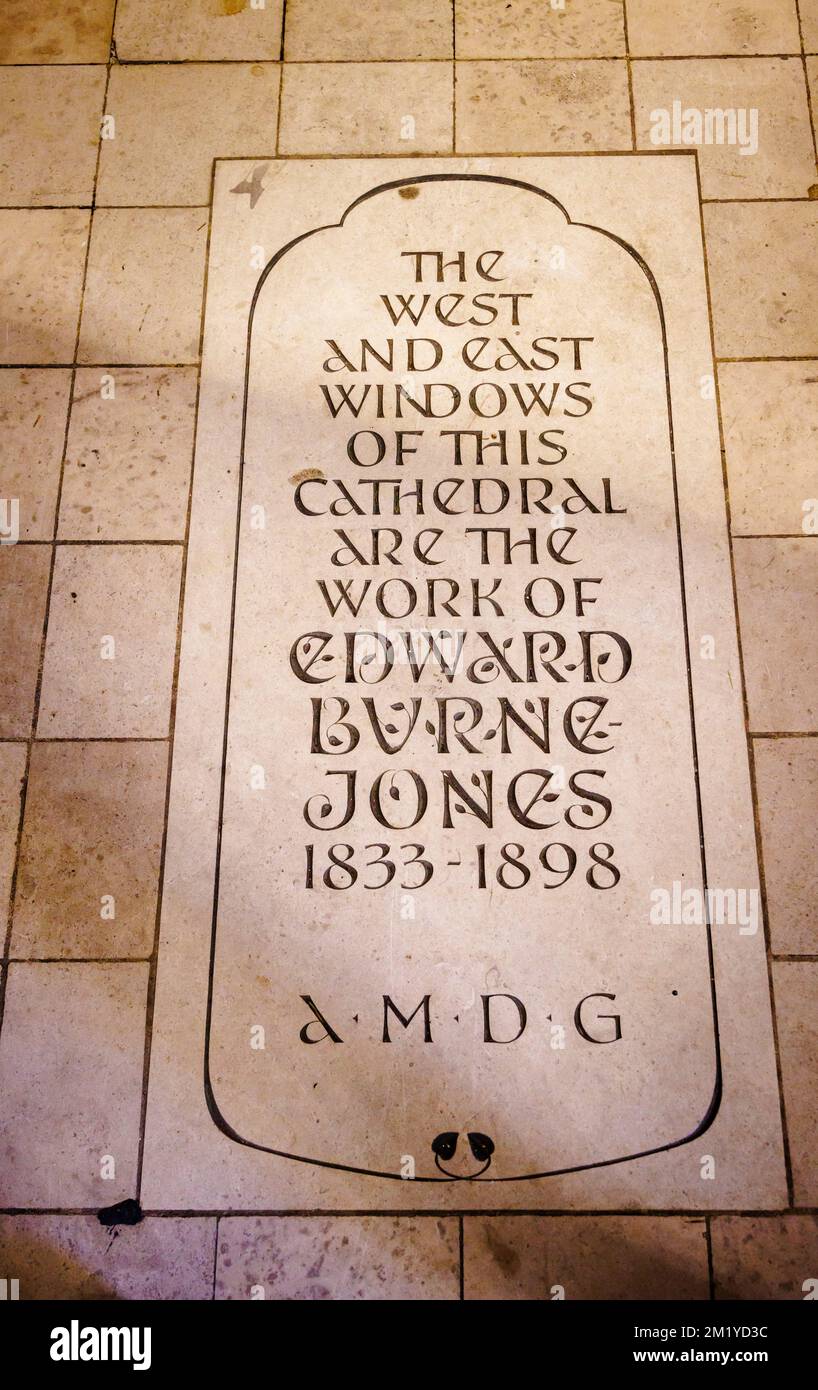Intérieur de la cathédrale St Philip, Birmingham, West Midlands, Angleterre avec vitraux d'Edward Burne-Jones - inscription en pierre au sol Banque D'Images