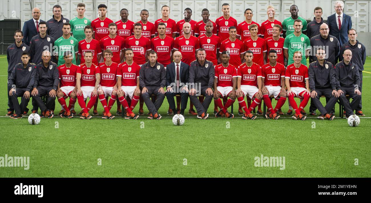 (Troisième rangée G-D) Piero Rossi, docteur Jean Vervier, Senne Vits, Sammy Mmaee, Eyong Enoh, Darwin Andrade, Denis Milosevic, Geoffrey Mujangi BIA, Alassane Diallo, Reda Jaadi, Anthony Knockaert, Jonathan Lego, gardien de but Yohann Thuram, David Gibas, Christian Theus (deuxième rangée G-D) physiothérapeute Julien Jaspar, physiothérapeute Julien Detaille, gardien de but Lucas Pirard, Corentin Fiore, Dino Arslanagic, Ivan Santini, Jorge Teixeira, Jelle Van Damme, Ricardo Faty, Ahmed El Messaoudi, Julien de Sart, Alexander Scholz, gardien de but Guillaume Hubert, kine Ludovic Ludo Depreter, physiothérapeute Jerome Banque D'Images