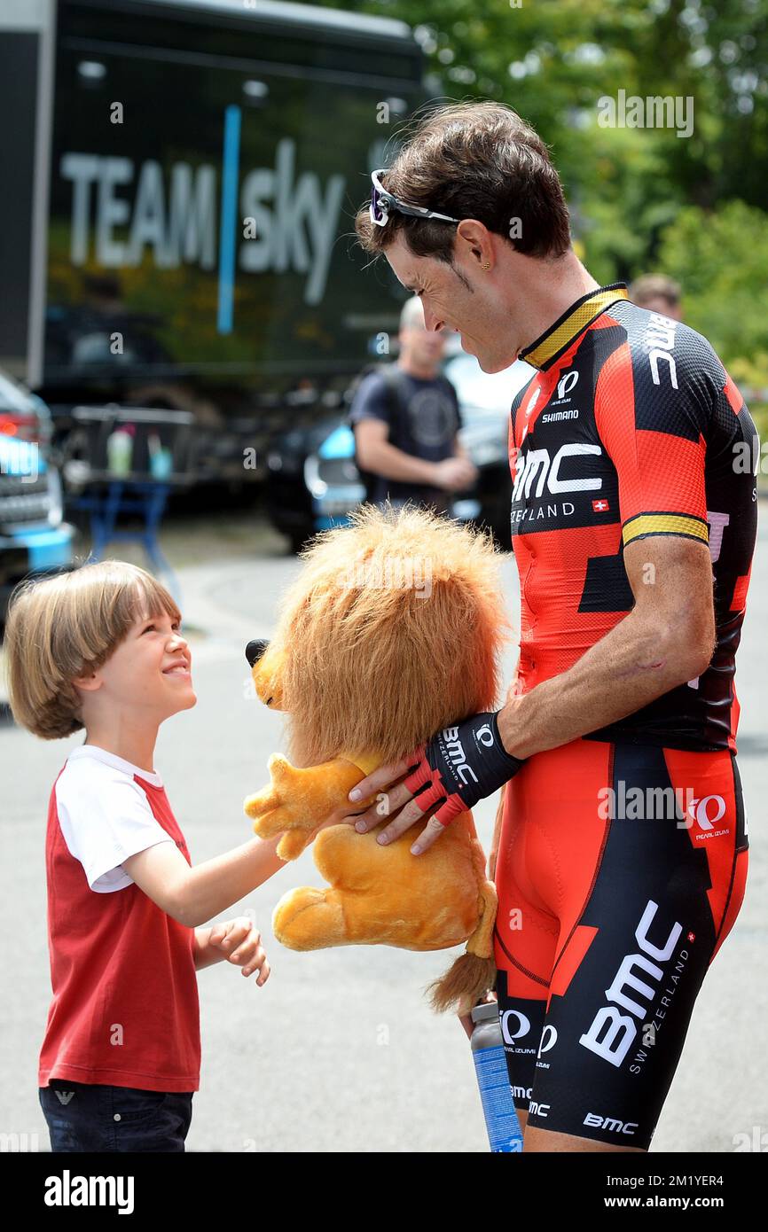 BMC Racing Team Rider présente la mascotte du lion Tour de France lors de la première journée de repos de l'édition 2015 de la course cycliste Tour de France, lundi 13 juillet 2015 à Pau, France. Banque D'Images