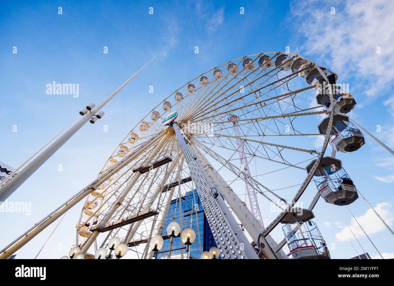The Birmingham Big Wheel, Centenary Square, Birmingham, West Midlands, Angleterre, une attraction annuelle pour les visiteurs en hiver et un divertissement familial Banque D'Images