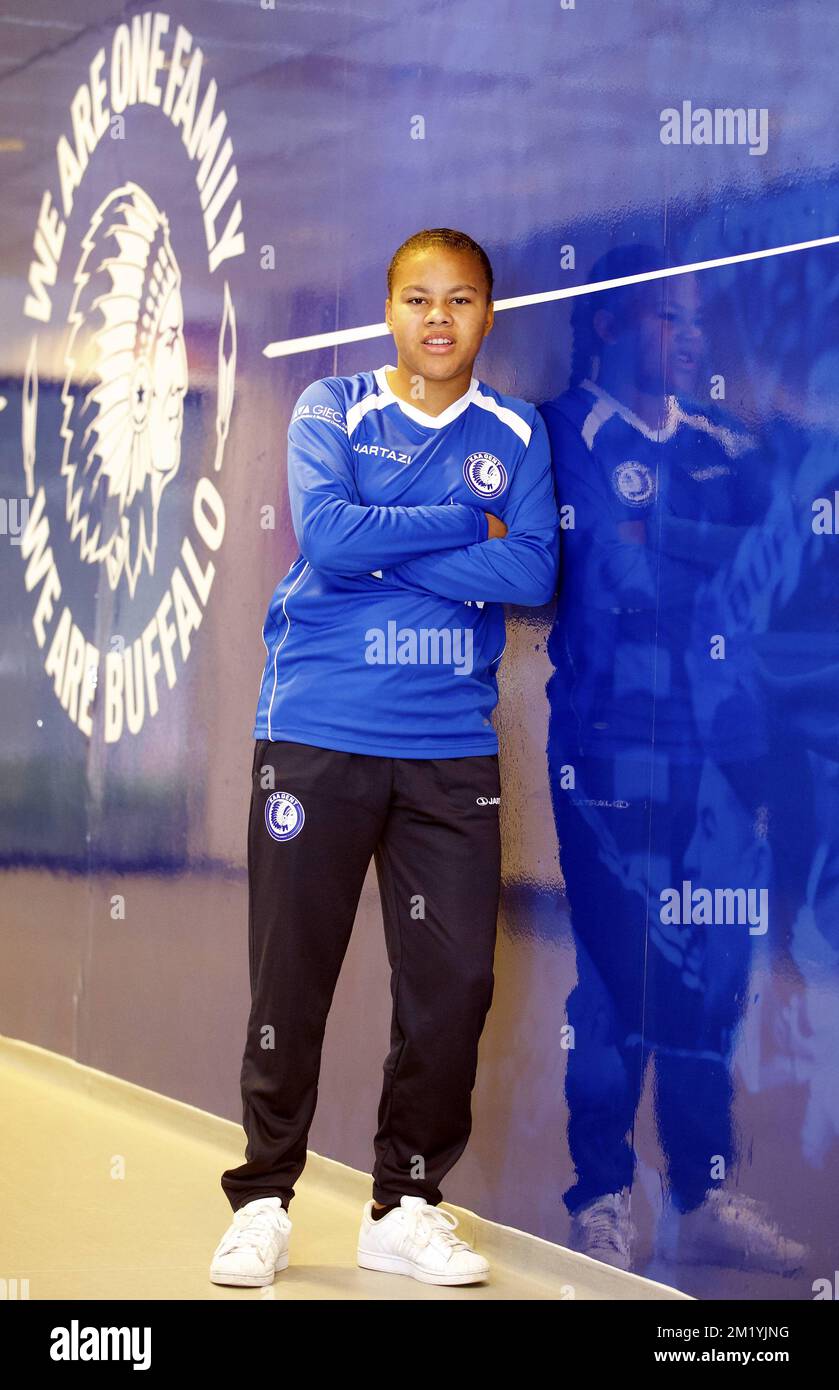 20150728 - GAND, BELGIQUE: Mariam Abdulai Toloba de Gand photographié lors d'une conférence de presse de l'équipe féminine de l'équipe belge de football de première ligue KAA Gent, mardi 28 juillet 2015, à Gand. Mariam Abdulai Toloba, 15 ans, jouant pour l'équipe féminine de KAA Gent Ladies, est nominée pour le prix « UEFA Goal of the Season 2014-2015 ». BELGA PHOTO NICOLAS MATERLINCK Banque D'Images