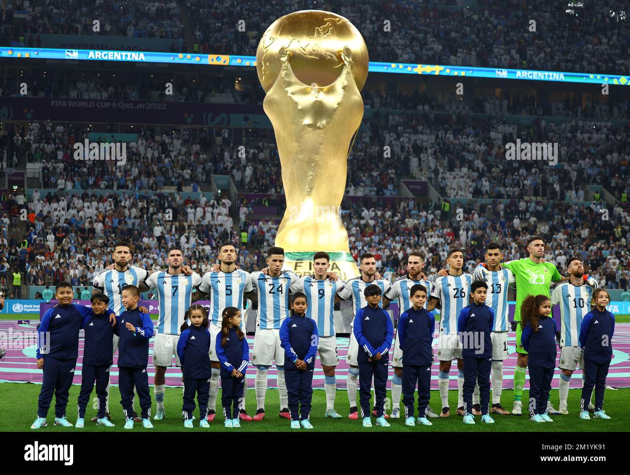 Football football - coupe du monde de la FIFA Qatar 2022 - semi finale -  Argentine v Croatie - Stade Lusail, Lusail, Qatar - 13 décembre 2022 vue  générale d'une réplique géante