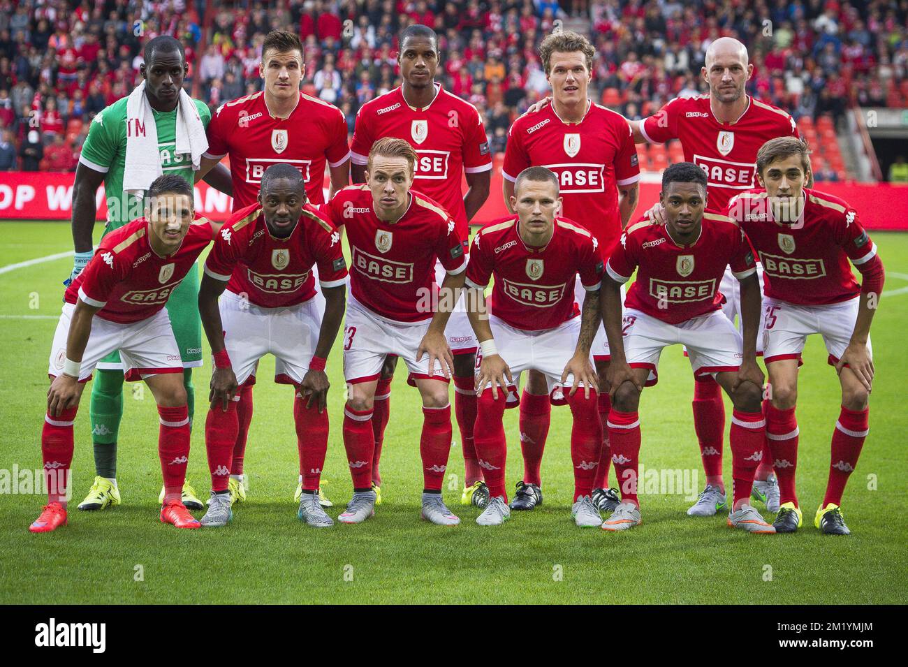 Les joueurs de Standard posent pour une photo d'équipe au début d'un