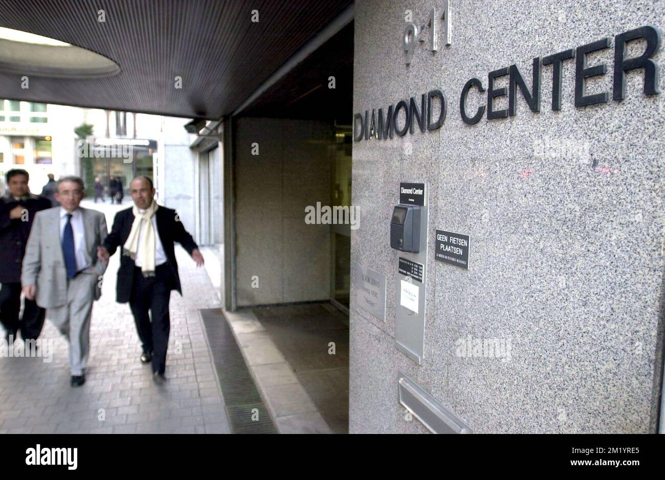 Les passants à pied devant le centre-ville de Daimond d'Anvers, où une grande partie de la quantité totale de diamants stockés ont été volés, lundi 17 février 2003. Aucune trace de ce vol spectaculaire n'a été trouvée. Banque D'Images