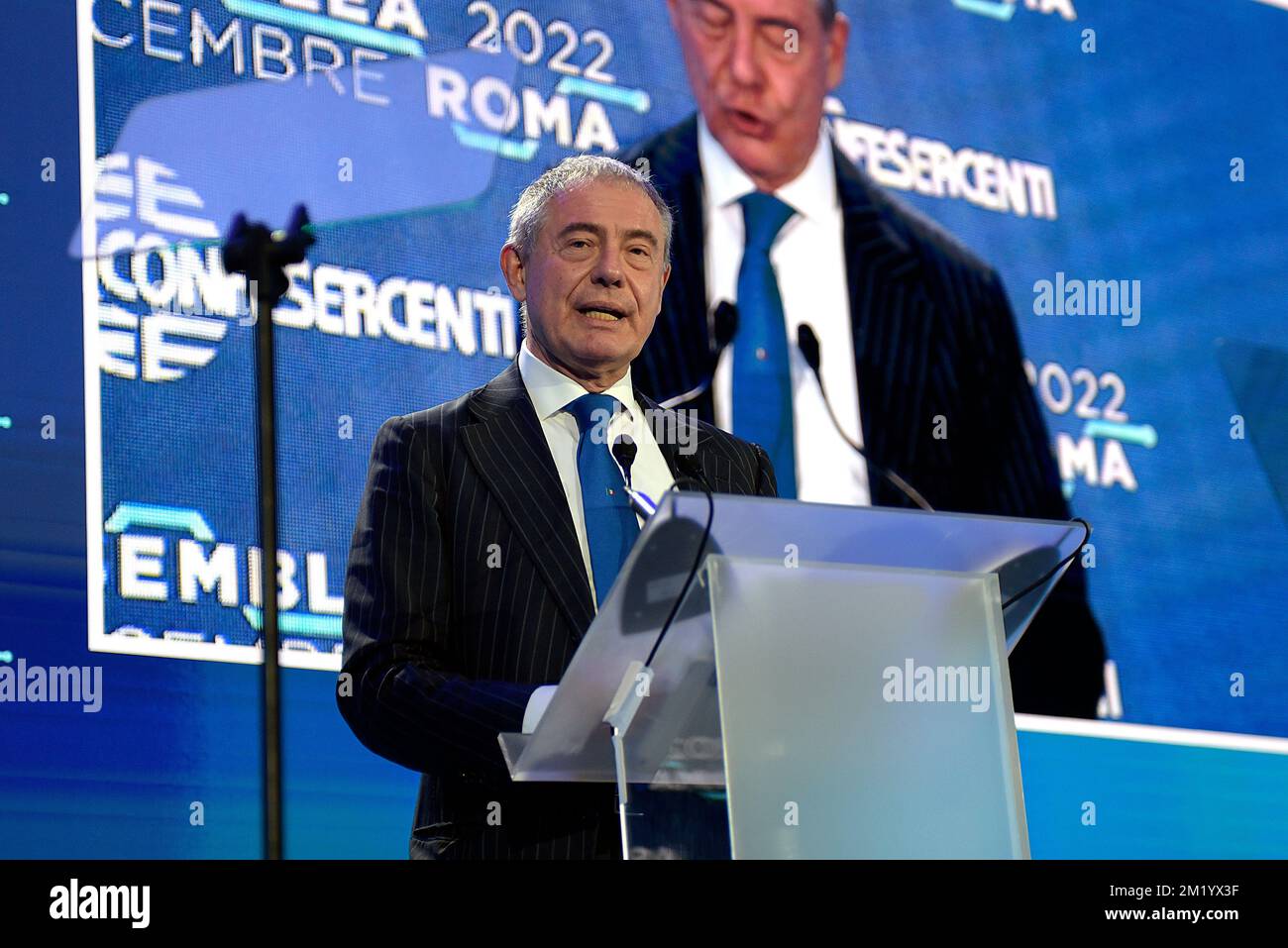 Rome, Italie. 13th décembre 2022. Le ministre de l'entreprise et Made in Italy Adolfo Urso parle sur la scène à l'Assemblée nationale annuelle des Confesercenti. Confesercenti est une association qui représente les entreprises italiennes dans le commerce, le tourisme et les services, l'artisanat et les petites industries. Crédit : SOPA Images Limited/Alamy Live News Banque D'Images