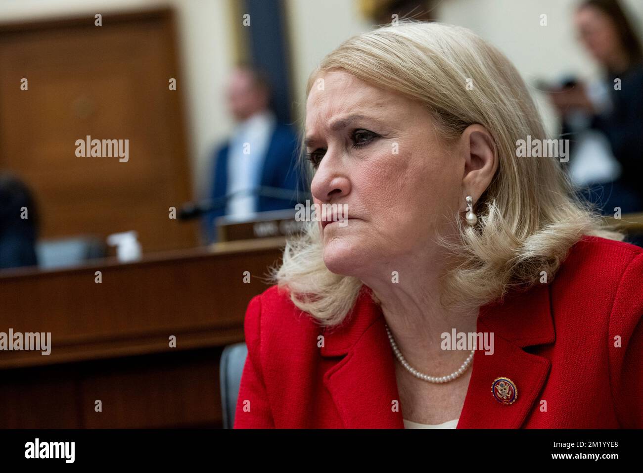 Washington, États-Unis d'Amérique. 13th décembre 2022. Sylvia Garcia, représentante des États-Unis (démocrate du Texas), écoute tandis que John J. Ray III, directeur général du Groupe FTX, répond aux questions lors d'une audition du Comité de la Chambre des représentants sur les services financiers « enquêter sur l'effondrement de FTX, partie I », dans le Rayburn House House Office Building à Washington, DC, mardi, 13 décembre 2022. Crédit: Rod Lamkey/CNP/Sipa USA crédit: SIPA USA/Alay Live News Banque D'Images