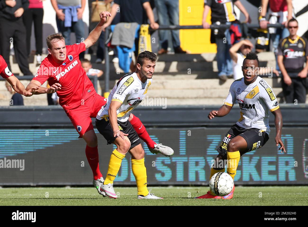 20150927 - LOKEREN, BELGIQUE: Laurens de Bock du Club, Mohammad Ghadir de Lokeren et Ayanda Patosi de Lokeren se battent pour le ballon lors du match Jupiler Pro League entre Lokeren et Club Brugge, à Lokeren, dimanche 27 septembre 2015, le jour 9 du championnat belge de football. Banque D'Images