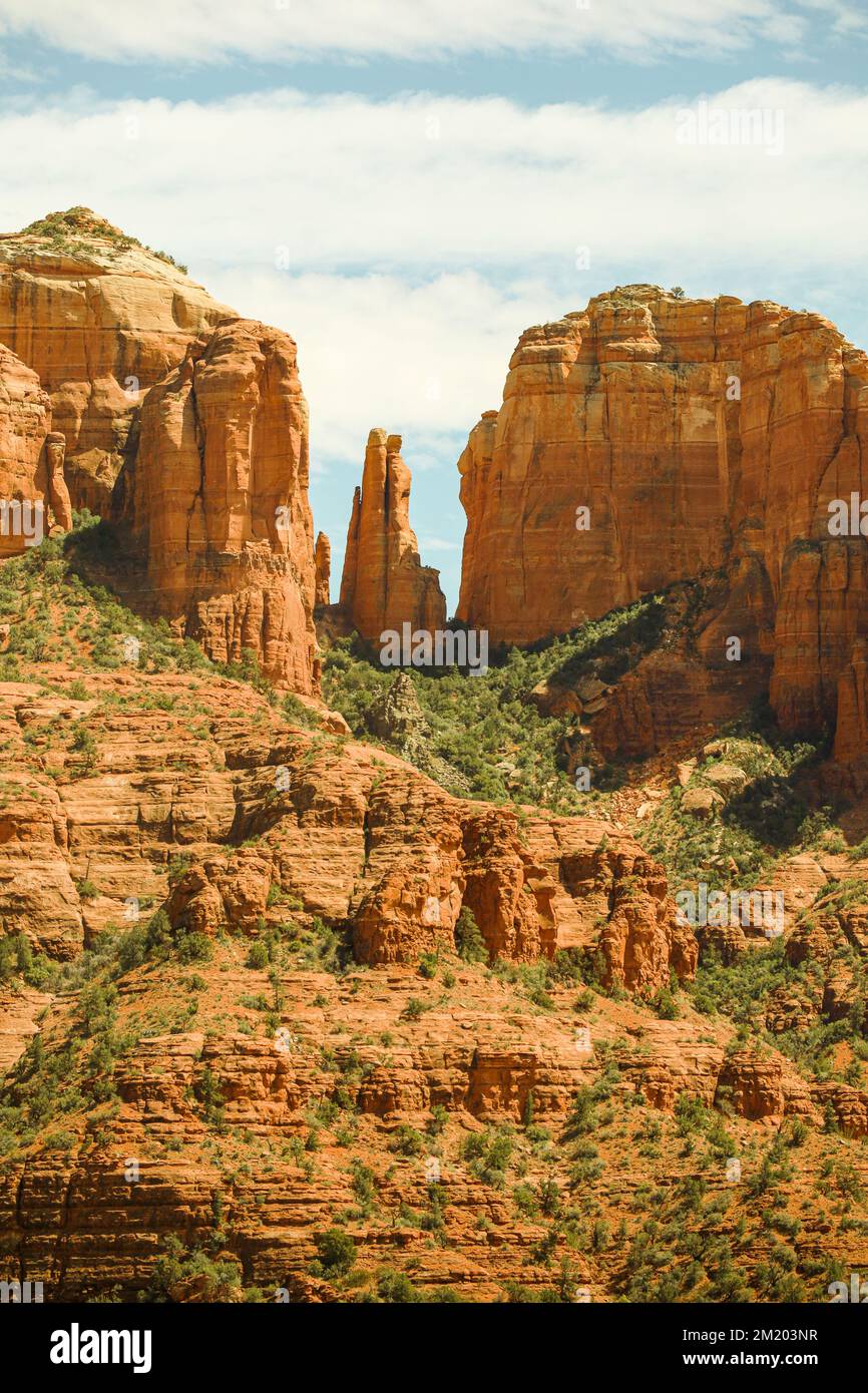 Une vue sur Cathedral Rock à Sedona, Arizona avec deux grands rochers et une petite flèche entre les deux, faisant le célèbre site de vortex. Banque D'Images