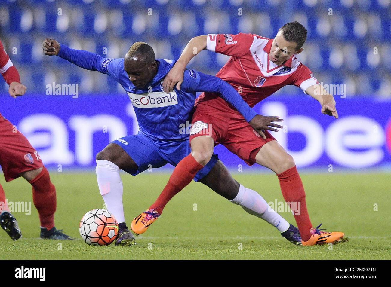 20151023 - GENK, BELGIQUE : Neeskens Kebano de Genk et Julian Michel de Mouscron se battent pour le ballon lors du match de la Jupiler Pro League entre KRC Genk et Royal Mouscron Peruwelz, à Genk, le vendredi 23 octobre 2015, le jour 12 du championnat belge de football. BELGA PHOTO YORICK JANSENS Banque D'Images