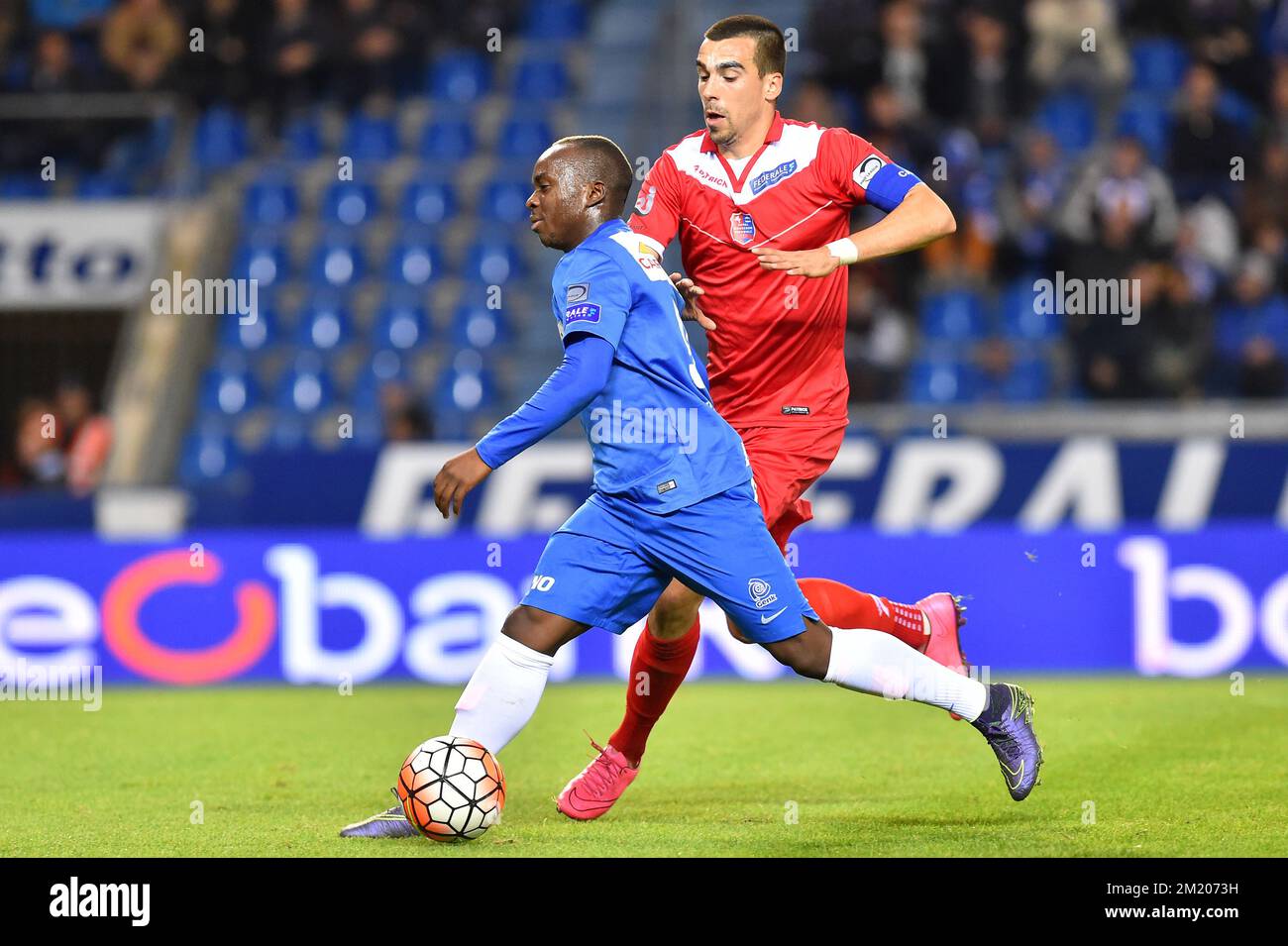 20151023 - GENK, BELGIQUE : Neeskens Kebano de Genk et Noe Dussenne de Mouscron se battent pour le ballon lors du match de la Jupiler Pro League entre KRC Genk et Royal Mouscron Peruwelz, à Genk, le vendredi 23 octobre 2015, le jour 12 du championnat belge de football. BELGA PHOTO LUC CLAESSEN Banque D'Images