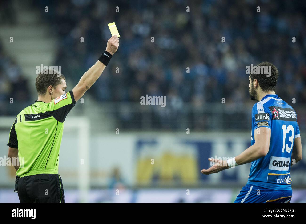 20151024 - GENT, BELGIQUE: Stefan Mitrovic de Gent reçoit une carte jaune de l'arbitre Jonathan Lardot lors du match de la Jupiler Pro League entre KAA Gent et KV Oostende, à Gent, samedi 24 octobre 2015, le jour 12 du championnat belge de football. BELGA PHOTO JASPER JACOBS Banque D'Images