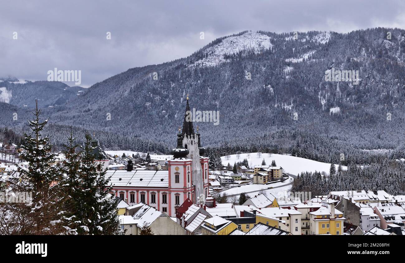 Vue sur la ville de Mariazell en Autriche en hiver Banque D'Images