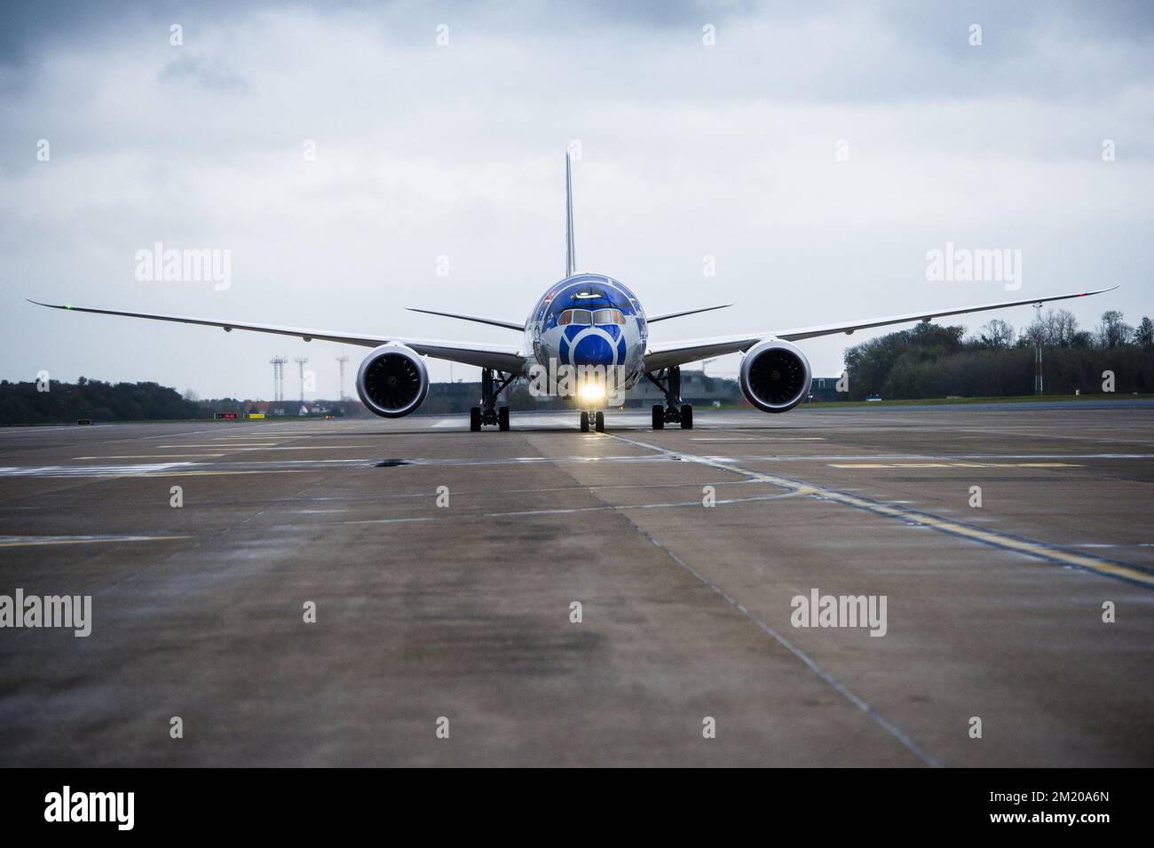 20151104 - ZAVENTEM, BELGIQUE: Illustration de l'arrivée de Star Wars R2-D2 Ana Jet, mercredi 04 novembre 2015 à l'aéroport de Bruxelles à Zaventem. Le nouveau film de Star Wars "The Force Awakens", la septième série, sera sorti dans les théâtres belges sur 16 décembre 2015. BELGA PHOTO LAURIE DIEFFEMBACQ Banque D'Images
