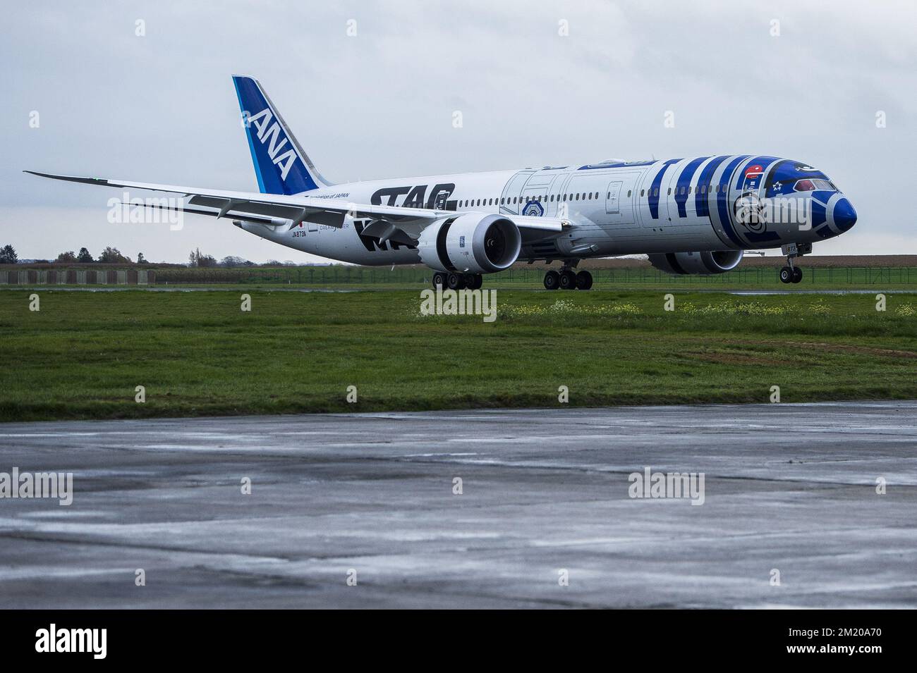 20151104 - ZAVENTEM, BELGIQUE: Illustration de l'arrivée de Star Wars R2-D2 Ana Jet, mercredi 04 novembre 2015 à l'aéroport de Bruxelles à Zaventem. Le nouveau film de Star Wars "The Force Awakens", la septième série, sera sorti dans les théâtres belges sur 16 décembre 2015. BELGA PHOTO LAURIE DIEFFEMBACQ Banque D'Images