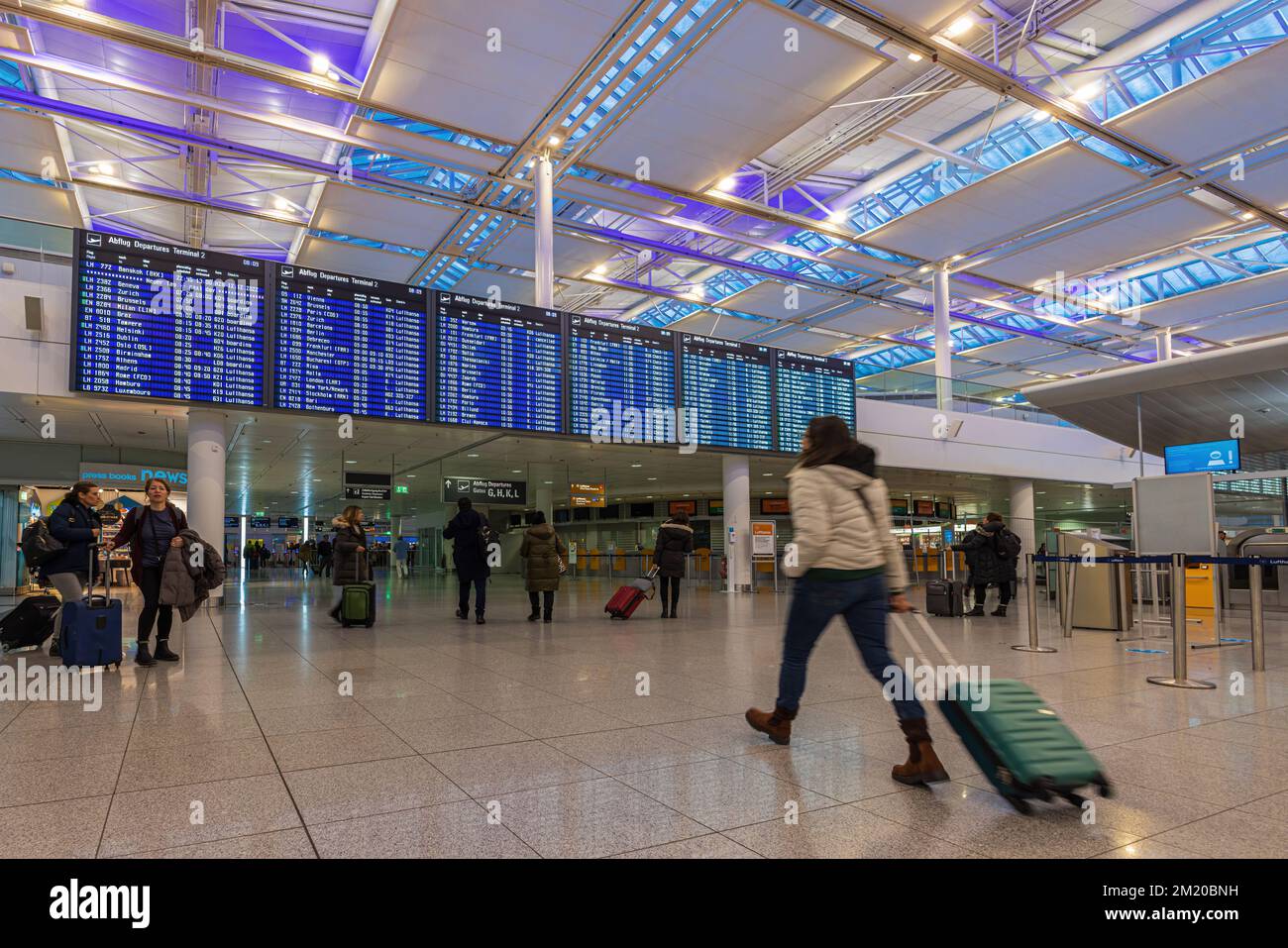 MUNICH, ALLEMAGNE - 12 DÉCEMBRE 2022 : panneaux d'affichage des vols au départ dans le hall des départs de l'aéroport de Munich, Allemagne Banque D'Images