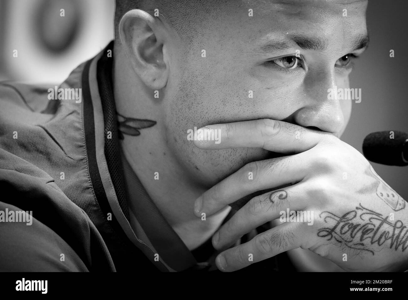 20151112 - BRUXELLES, BELGIQUE: Radja Nainggolan de Belgique photographié lors d'une conférence de presse des Red Devils, l'équipe nationale belge de football, à Bruxelles, le jeudi 12 novembre 2015. L'équipe joue à des jeux amicaux contre l'Italie demain en préparation de Euro2016. BELGA PHOTO BRUNO FAHY Banque D'Images