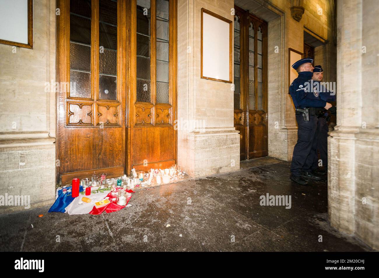 20151114 - BRUXELLES, BELGIQUE: L'illustration montre des bougies à l'hôtel de ville de la Grand-place de Bruxelles / Grote Markt après les attaques terroristes d'hier à Paris, samedi 14 novembre 2015, à Bruxelles. Plusieurs attaques terroristes à Paris, en France, ont fait au moins 128 morts et 180 blessés. La plupart des gens ont été tués lors d'un concert dans la salle de concert Bataclan, les autres cibles étaient un restaurant et un match de football. Ces attaques ont été revendiquées par l'État islamique. BELGA PHOTO JAMES ARTHUR GEKIERE Banque D'Images