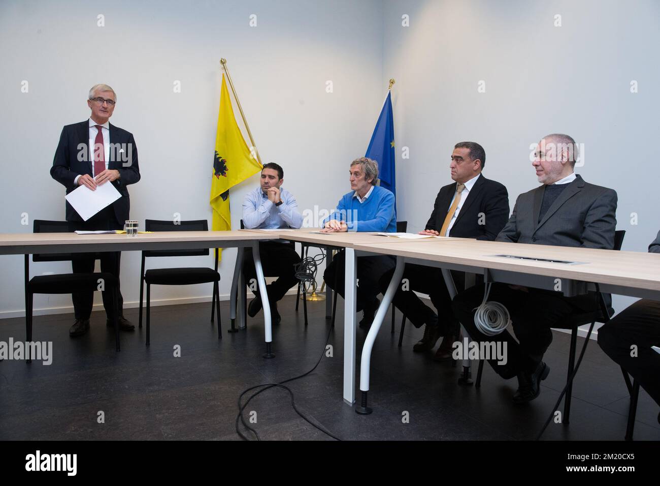 20151116 - GAND, BELGIQUE: Le Ministre-Président flamand Geert Bourgeois, Imam Said Aberkan, Sylvain Peeters, Président de 'DeMens.nu', Mohamed Achaibi, Vice-président exécutif des musulmans de Belgique et Taher toujgani photographié lors d'une déclaration conjointe de l'équipe flamande pour le dialogue entre les différentes philosophies et religions (Vlaamse Interlevensbeschouwelijke Dialoog) et de la plate-forme des imams flamands (plate-forme van Vlaamse imams) concernant les attaques terroristes de vendredi à Paris, Lundi 16 novembre 2015 à Gand. Plusieurs attaques terroristes à Paris, en France, ont fait au moins 129 morts et 350 inj Banque D'Images