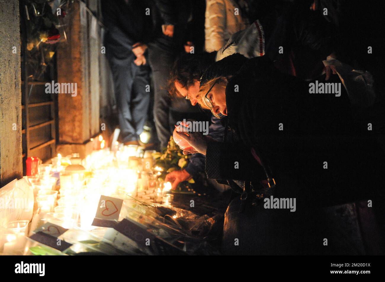 20151117 - BRUXELLES, BELGIQUE : l'illustration montre des bougies et des personnes présentes dans un sillage pour commémorer les victimes des attentats terroristes du vendredi à Paris, mardi 17 novembre 2015, sur la place du marché à Liège. Plusieurs attaques terroristes à Paris, en France, ont fait au moins 129 morts et 350 blessés. La plupart des gens ont été tués lors d'un concert dans la salle Bataclan, les autres cibles étaient un restaurant et un match de football. Amond les victimes trois Belges. Ces attaques ont été revendiquées par l'État islamique. BELGA PHOTO SOPHIE KIP Banque D'Images