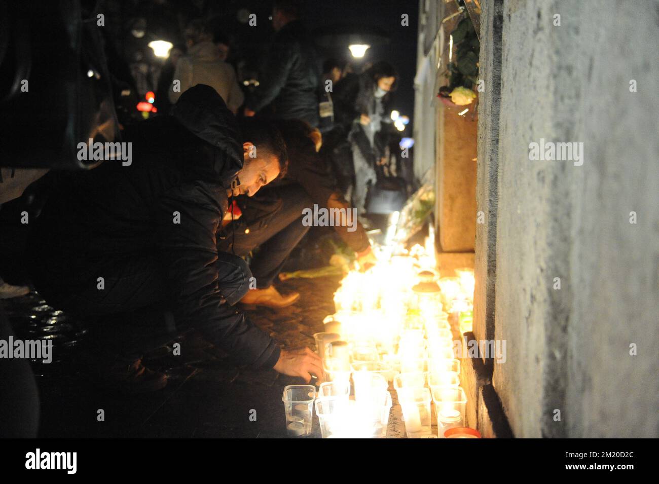 20151117 - BRUXELLES, BELGIQUE : l'illustration montre des bougies et des personnes présentes dans un sillage pour commémorer les victimes des attentats terroristes du vendredi à Paris, mardi 17 novembre 2015, sur la place du marché à Liège. Plusieurs attaques terroristes à Paris, en France, ont fait au moins 129 morts et 350 blessés. La plupart des gens ont été tués lors d'un concert dans la salle Bataclan, les autres cibles étaient un restaurant et un match de football. Amond les victimes trois Belges. Ces attaques ont été revendiquées par l'État islamique. BELGA PHOTO SOPHIE KIP Banque D'Images