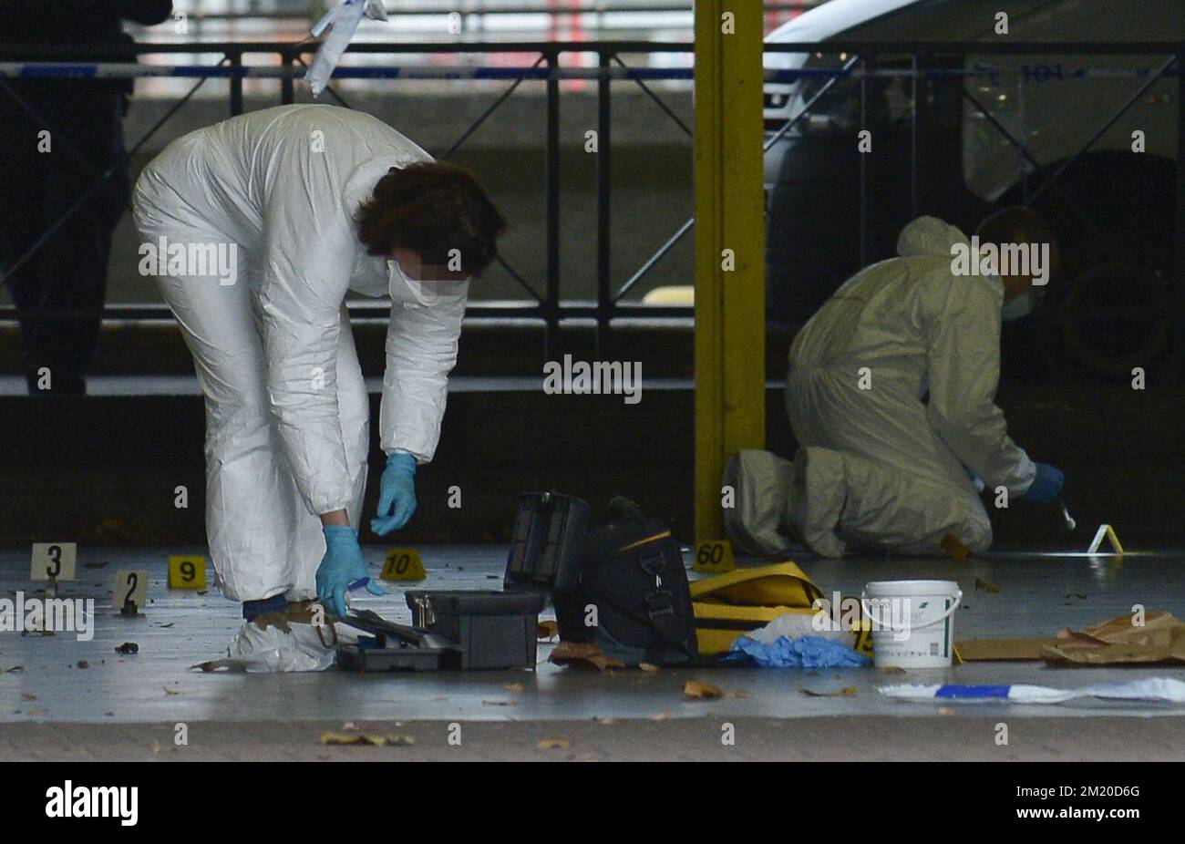 L'illustration montre la scène du crime avec l'analyse d'une preuve comme un meurtre a été commis tôt ce matin à la gare routière centrale de Namur à Namur, mercredi 18 novembre 2015. BELGA PHOTO JOHN THYS Banque D'Images