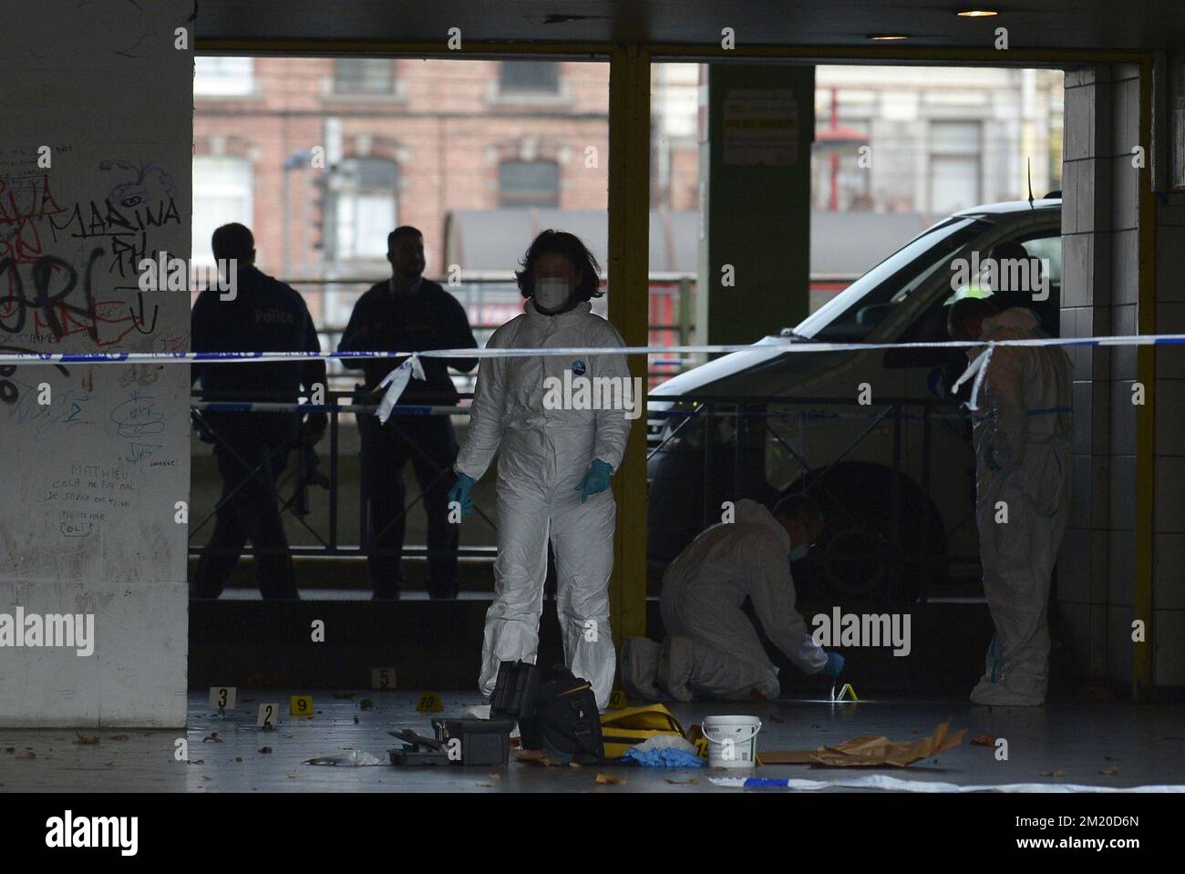 L'illustration montre la scène du crime avec l'analyse d'une preuve comme un meurtre a été commis tôt ce matin à la gare routière centrale de Namur à Namur, mercredi 18 novembre 2015. BELGA PHOTO JOHN THYS Banque D'Images