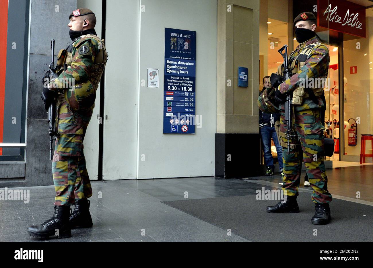 20151124 - LIEGE, BELGIQUE : l'illustration montre des soldats à l'entrée du centre commercial des Galeries Saint Lambert, mardi 24 novembre 2015, à Liège. Le niveau de la menace terroriste est maintenu au niveau quatre, le maximum dans la région de Bruxelles, et au niveau trois pour le reste du pays. Le niveau de menace 4 pour Bruxelles sera maintenu jusqu'à lundi prochain. Toutes les écoles de Bruxelles et le métro restent fermés. BELGA PHOTO ERIC LALMAND Banque D'Images