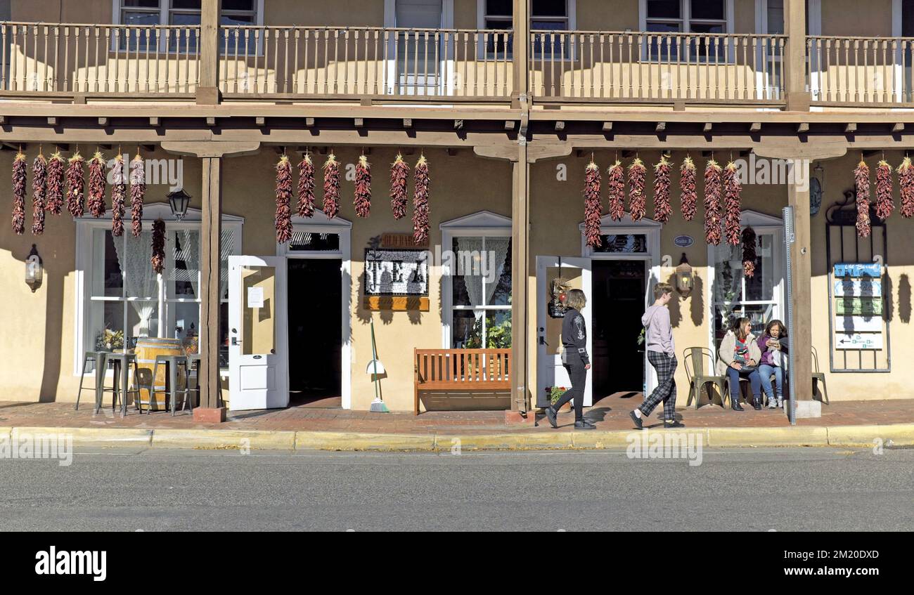 Visiteurs du quartier historique de la vieille ville de Santa Fe, Nouveau-Mexique. Banque D'Images